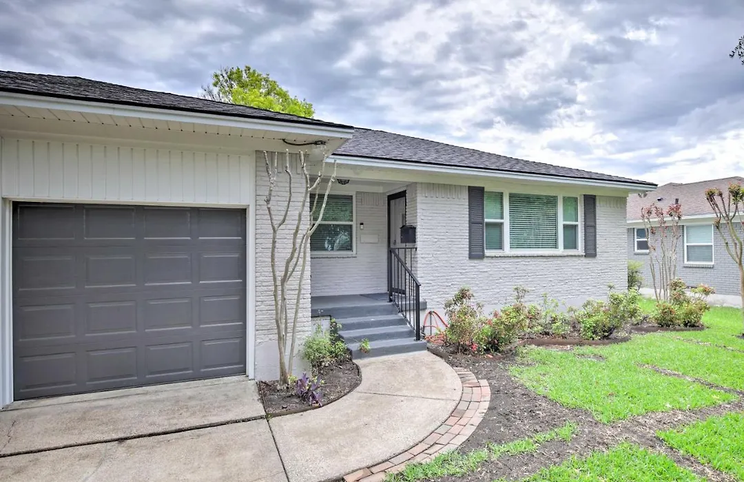 6 Mi To Dtwn: Dallas Home W/ Yard!-1