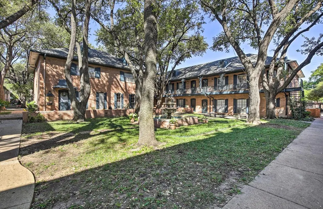 Modern-Chic Dallas Condo With Private Patio!-1