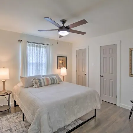 6 Mi To Dtwn: Dallas Home W/ Yard!-2