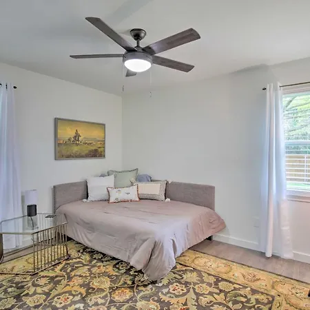 6 Mi To Dtwn: Dallas Home W/ Yard!-3